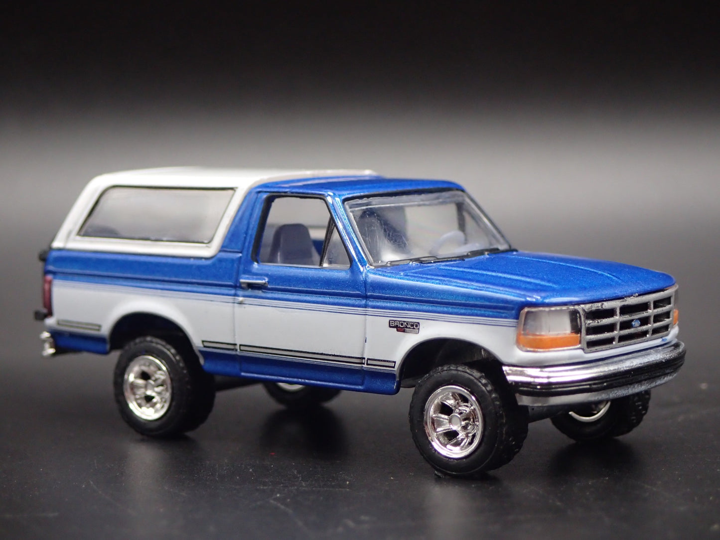 1992 92 FORD BRONCO XLT BLUE 1:64 SCALE COLLECTIBLE DIORAMA DIECAST MODEL CAR`