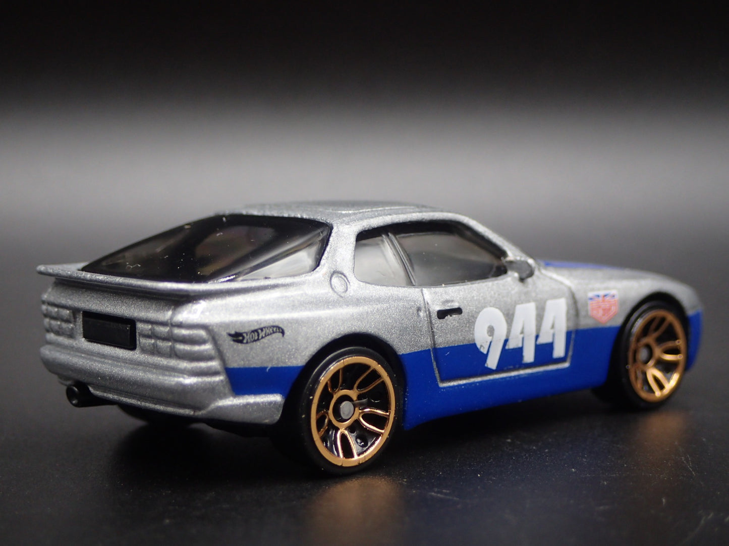 1982-1991 PORSCHE 944 TURBO URBAN OUTLAW 1:64 SCALE DIORAMA DIECAST MODEL CAR