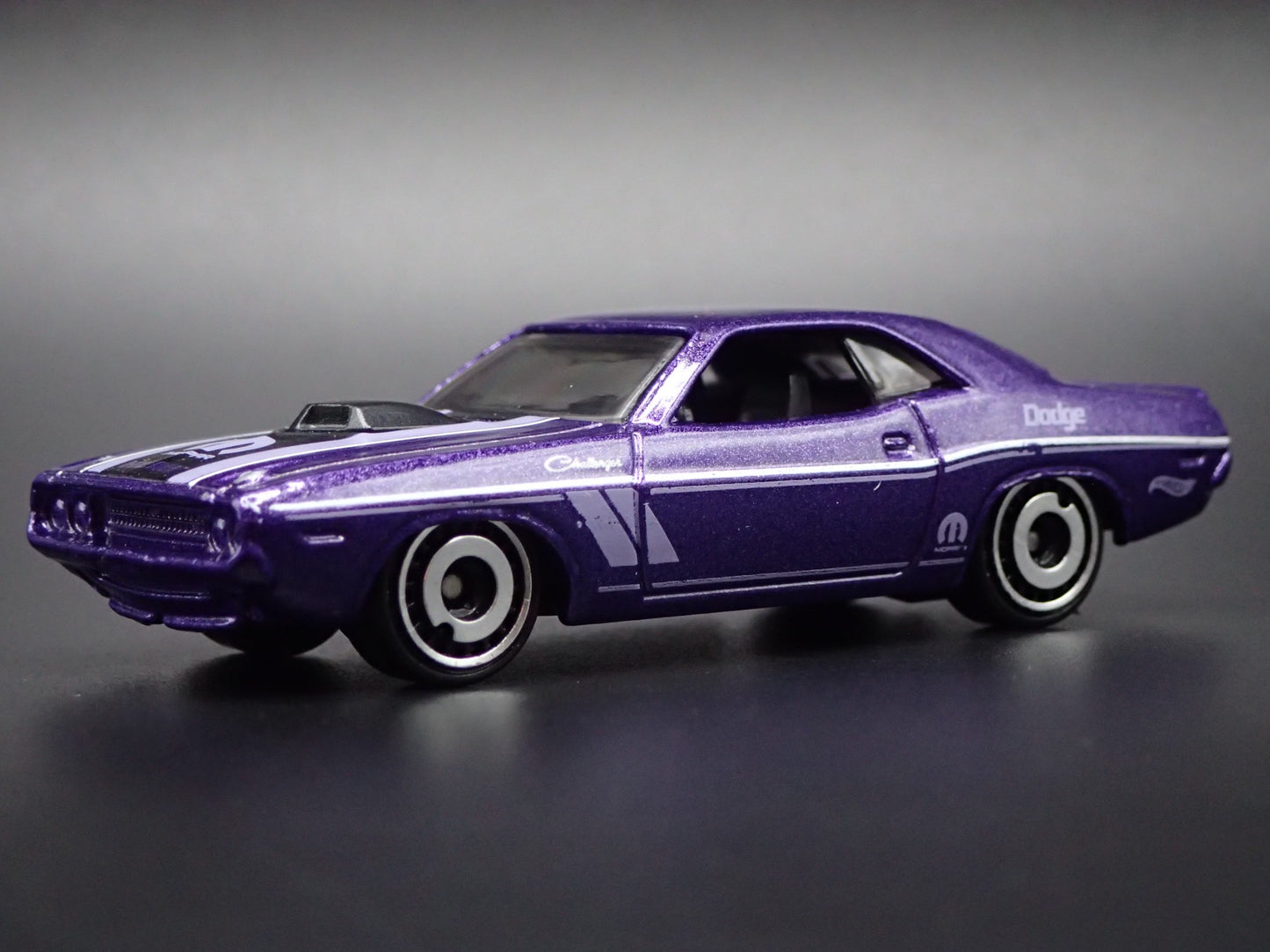 1970 70 DODGE CHALLENGER PURPLE 1:64 SCALE COLLECTIBLE DIORAMA DIECAST MODEL CAR