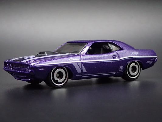 1970 70 DODGE CHALLENGER PURPLE 1:64 SCALE COLLECTIBLE DIORAMA DIECAST MODEL CAR