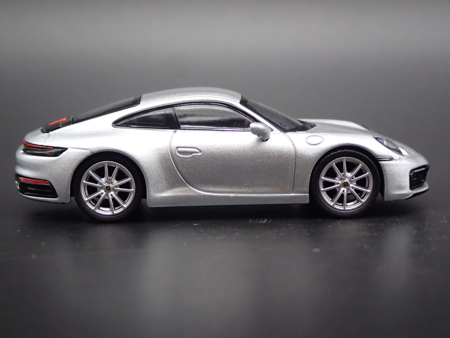 2018-2025 PORSCHE 911 CARRERA 4S 992 SILVER 1:64 SCALE DIORAMA DIECAST MODEL CAR