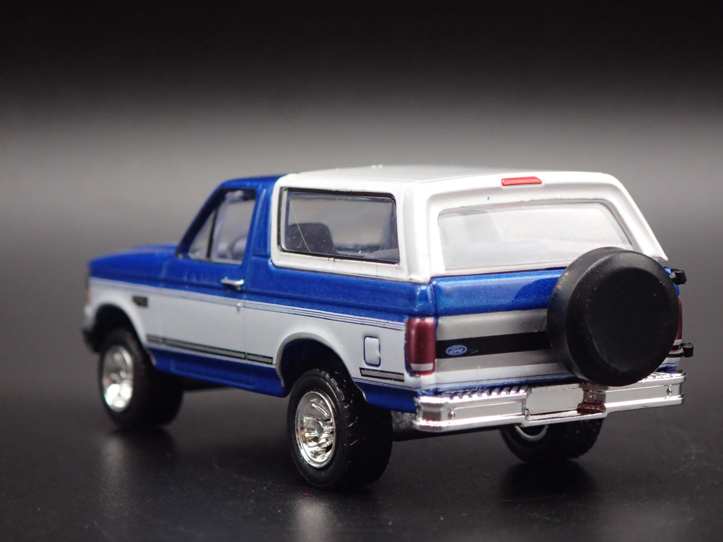 1992 92 FORD BRONCO XLT BLUE 1:64 SCALE COLLECTIBLE DIORAMA DIECAST MODEL CAR`