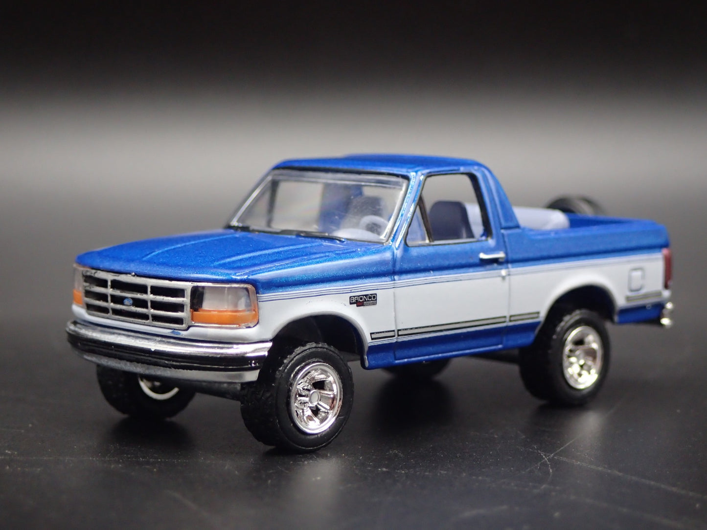 1992 92 FORD BRONCO XLT BLUE 1:64 SCALE COLLECTIBLE DIORAMA DIECAST MODEL CAR`