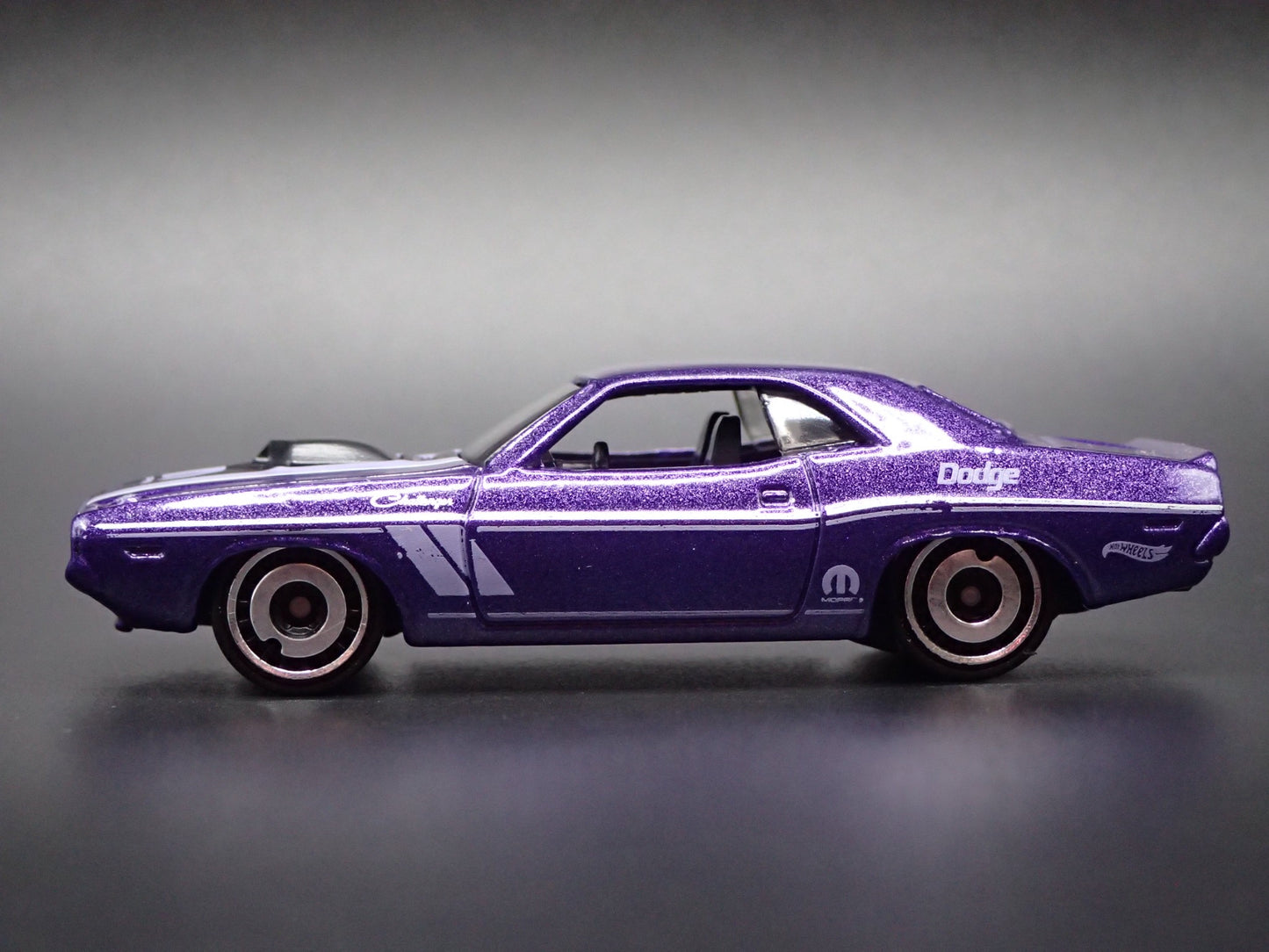 1970 70 DODGE CHALLENGER PURPLE 1:64 SCALE COLLECTIBLE DIORAMA DIECAST MODEL CAR