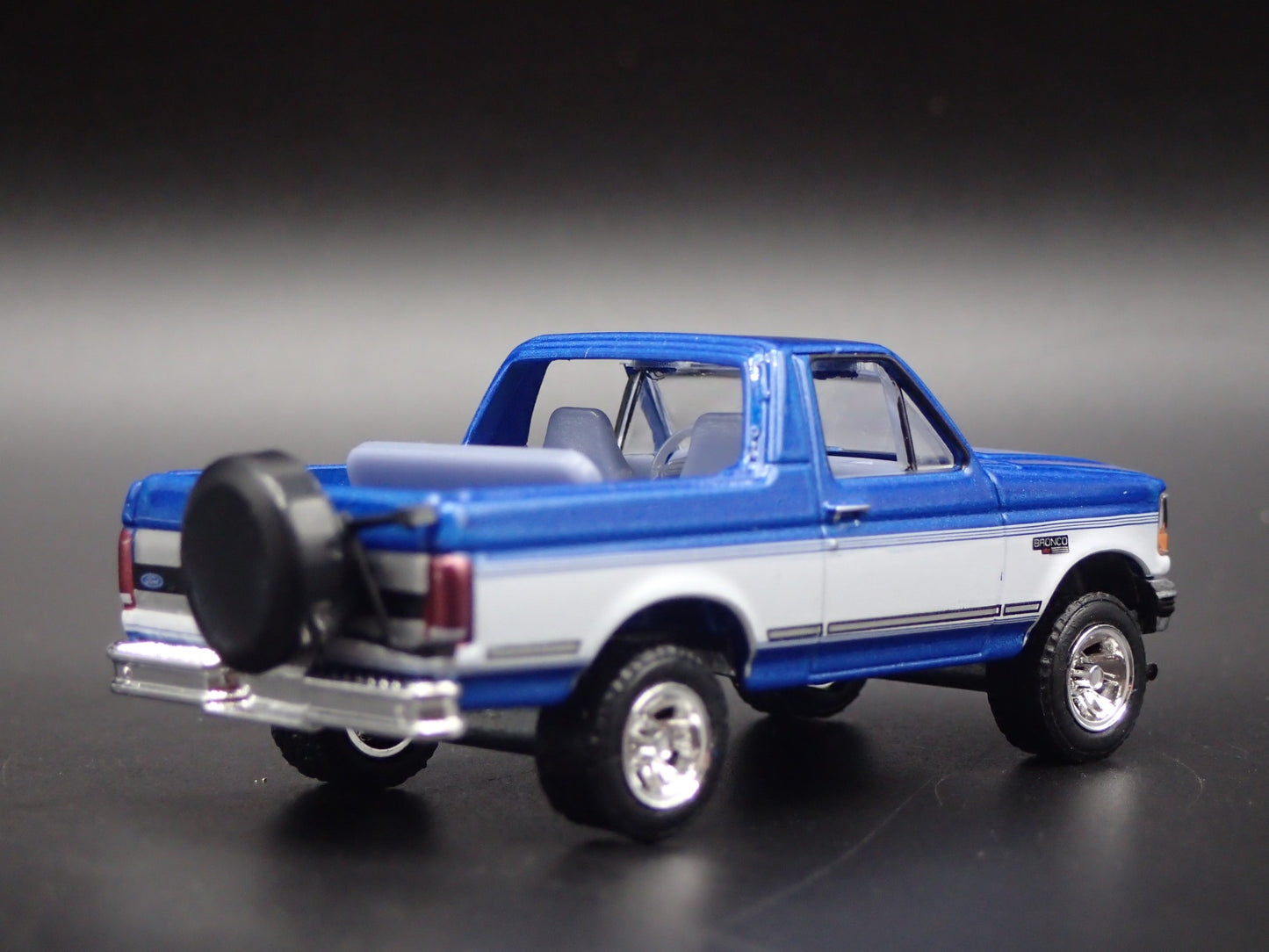 1992 92 FORD BRONCO XLT BLUE 1:64 SCALE COLLECTIBLE DIORAMA DIECAST MODEL CAR`