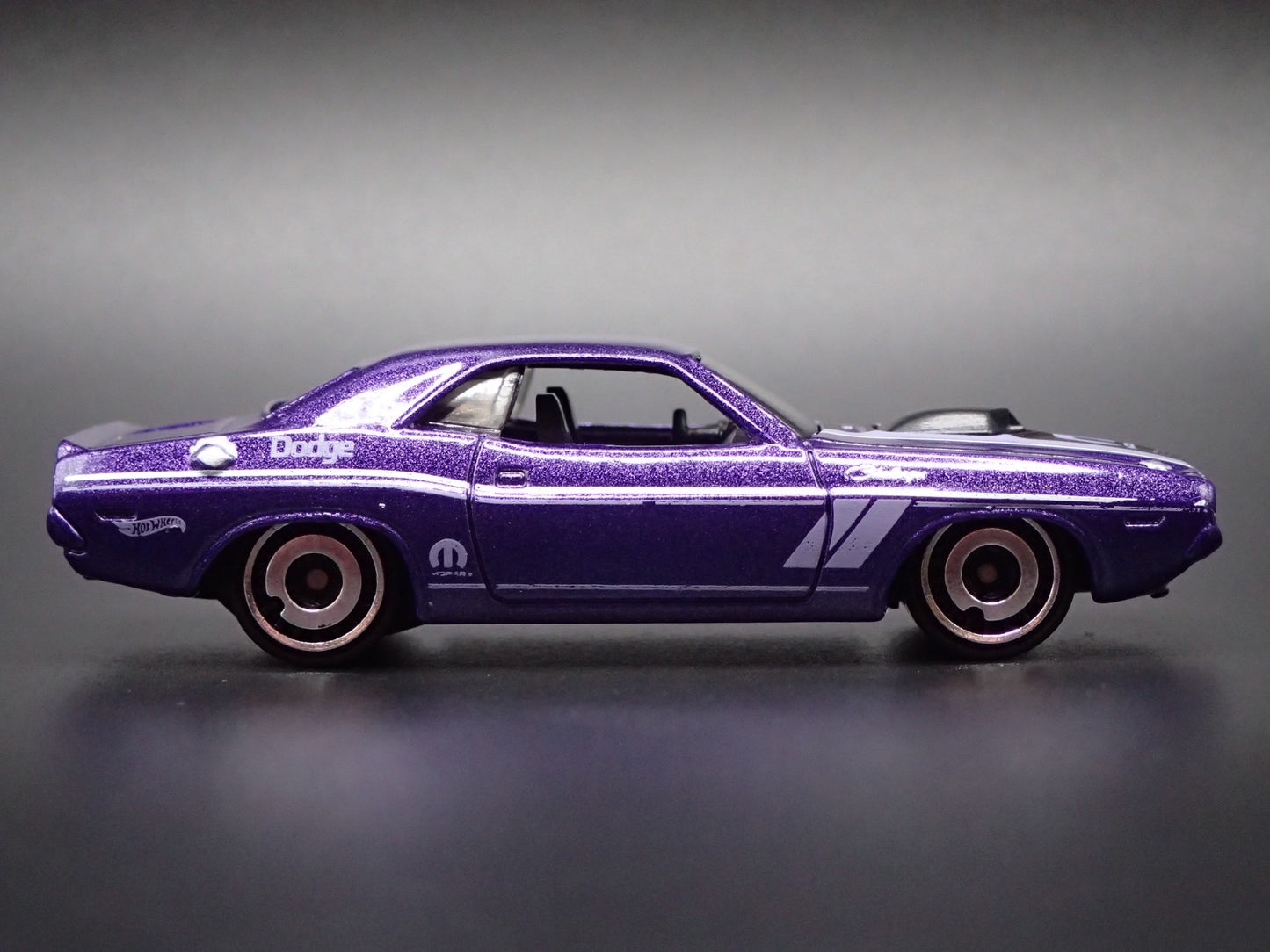 1970 70 DODGE CHALLENGER PURPLE 1:64 SCALE COLLECTIBLE DIORAMA DIECAST MODEL CAR