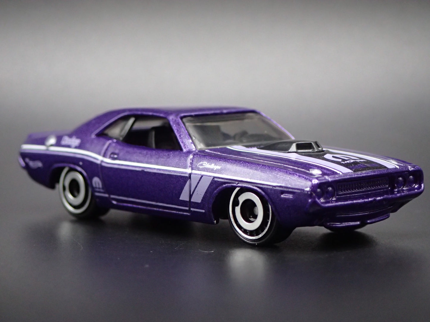 1970 70 DODGE CHALLENGER PURPLE 1:64 SCALE COLLECTIBLE DIORAMA DIECAST MODEL CAR