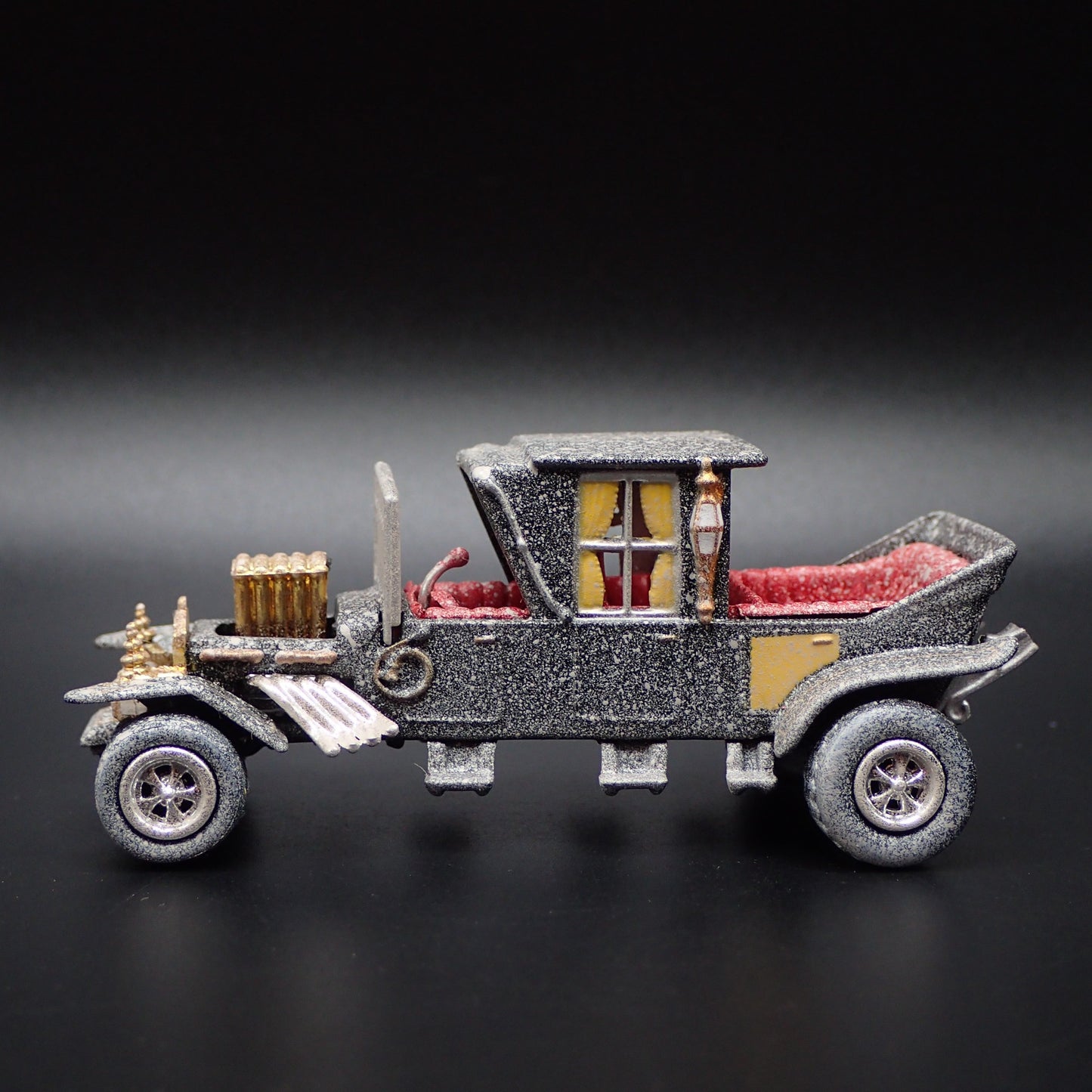 THE MUNSTERS BARRIS KOACH CUSTOM BARN FIND 1:64 SCALE DIORAMA DIECAST MODEL CAR