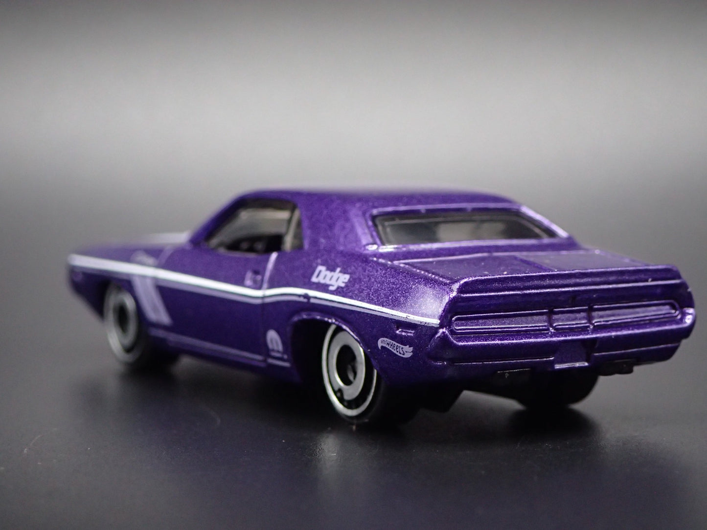 1970 70 DODGE CHALLENGER PURPLE 1:64 SCALE COLLECTIBLE DIORAMA DIECAST MODEL CAR