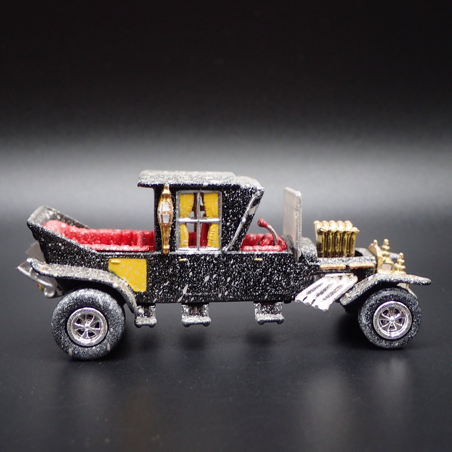 THE MUNSTERS BARRIS KOACH CUSTOM BARN FIND 1:64 SCALE DIORAMA DIECAST MODEL CAR