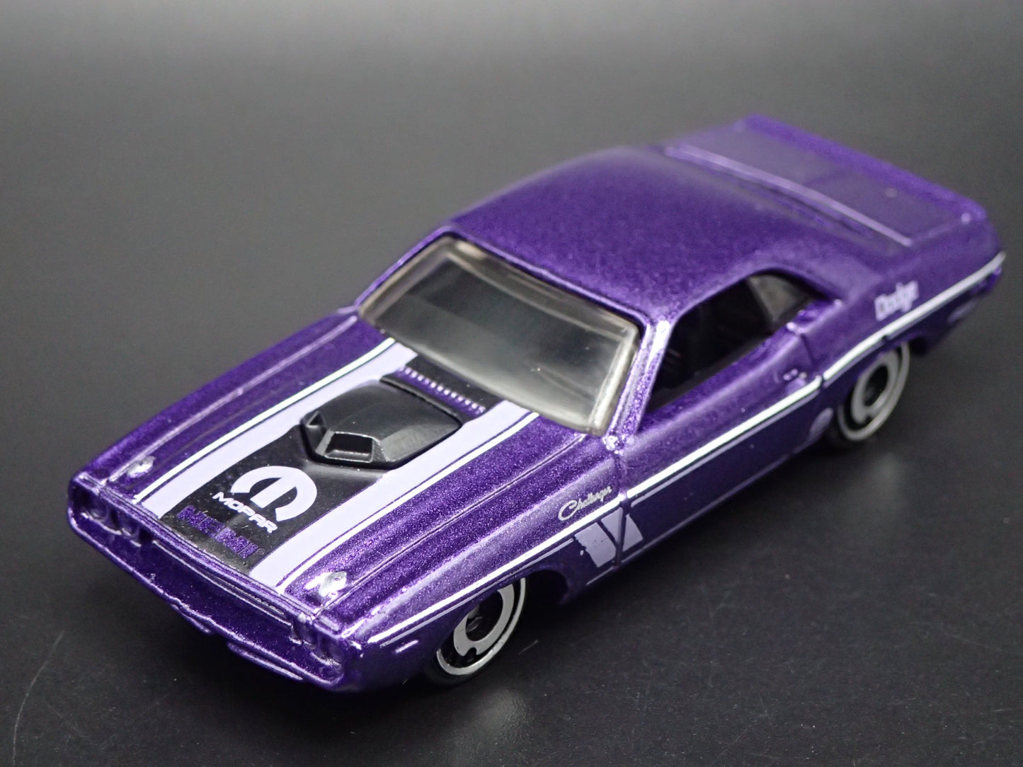 1970 70 DODGE CHALLENGER PURPLE 1:64 SCALE COLLECTIBLE DIORAMA DIECAST MODEL CAR