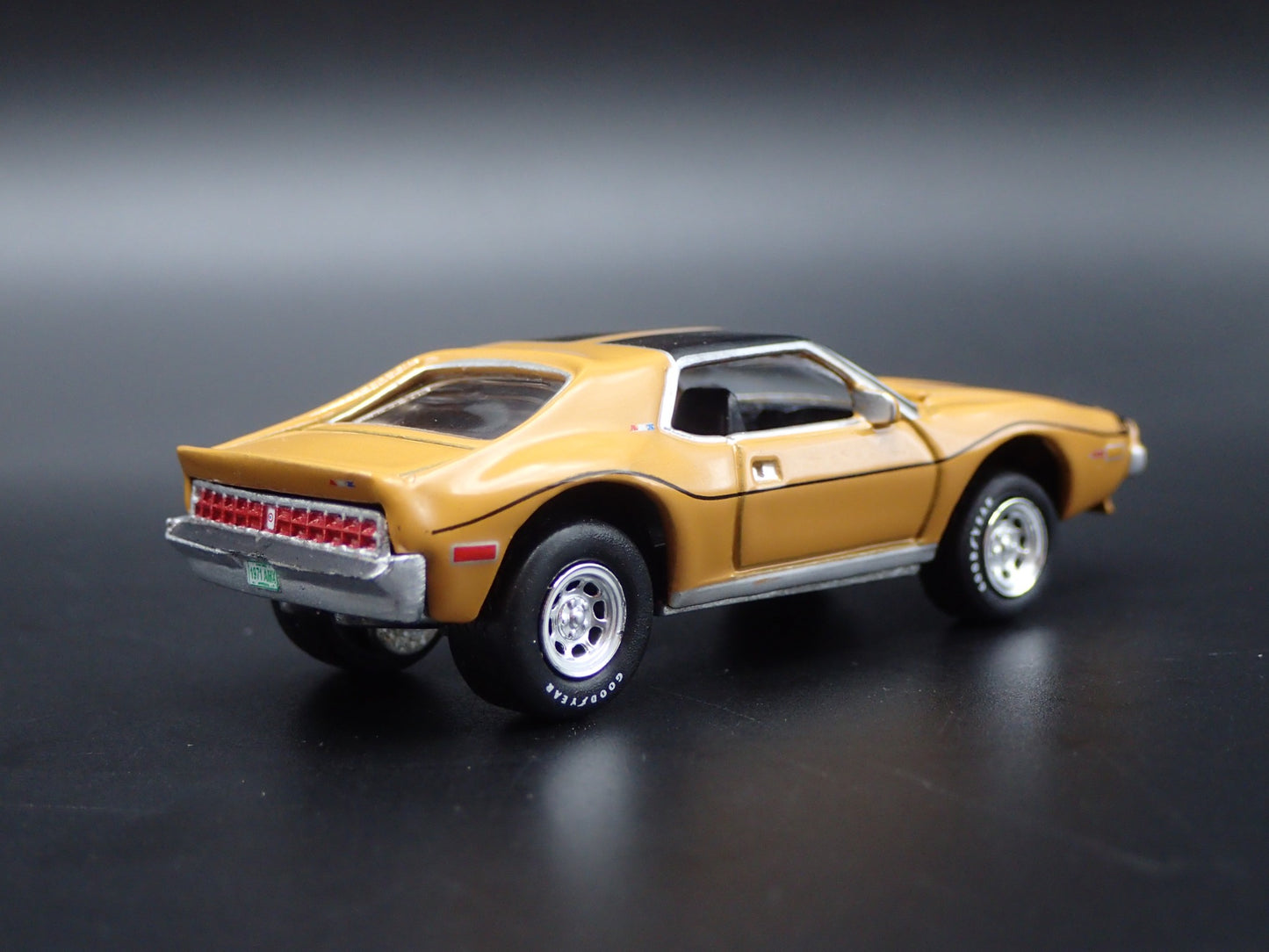 1971 71 AMC JAVELIN AMX MUSTARD 1:64 SCALE COLLECTIBLE DIORAMA DIECAST MODEL CAR