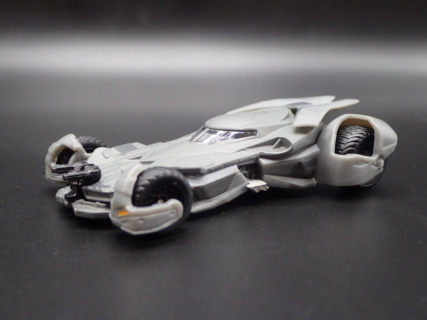 BATMAN VS SUPERMAN BATMOBILE 1:50 SCALE COLLECTIBLE DIORAMA DIECAST MODEL CAR