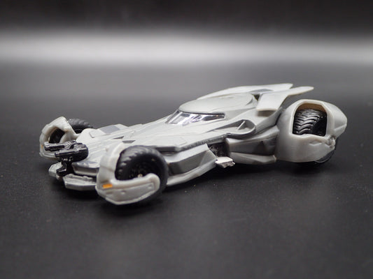 BATMAN VS SUPERMAN BATMOBILE 1:50 SCALE COLLECTIBLE DIORAMA DIECAST MODEL CAR