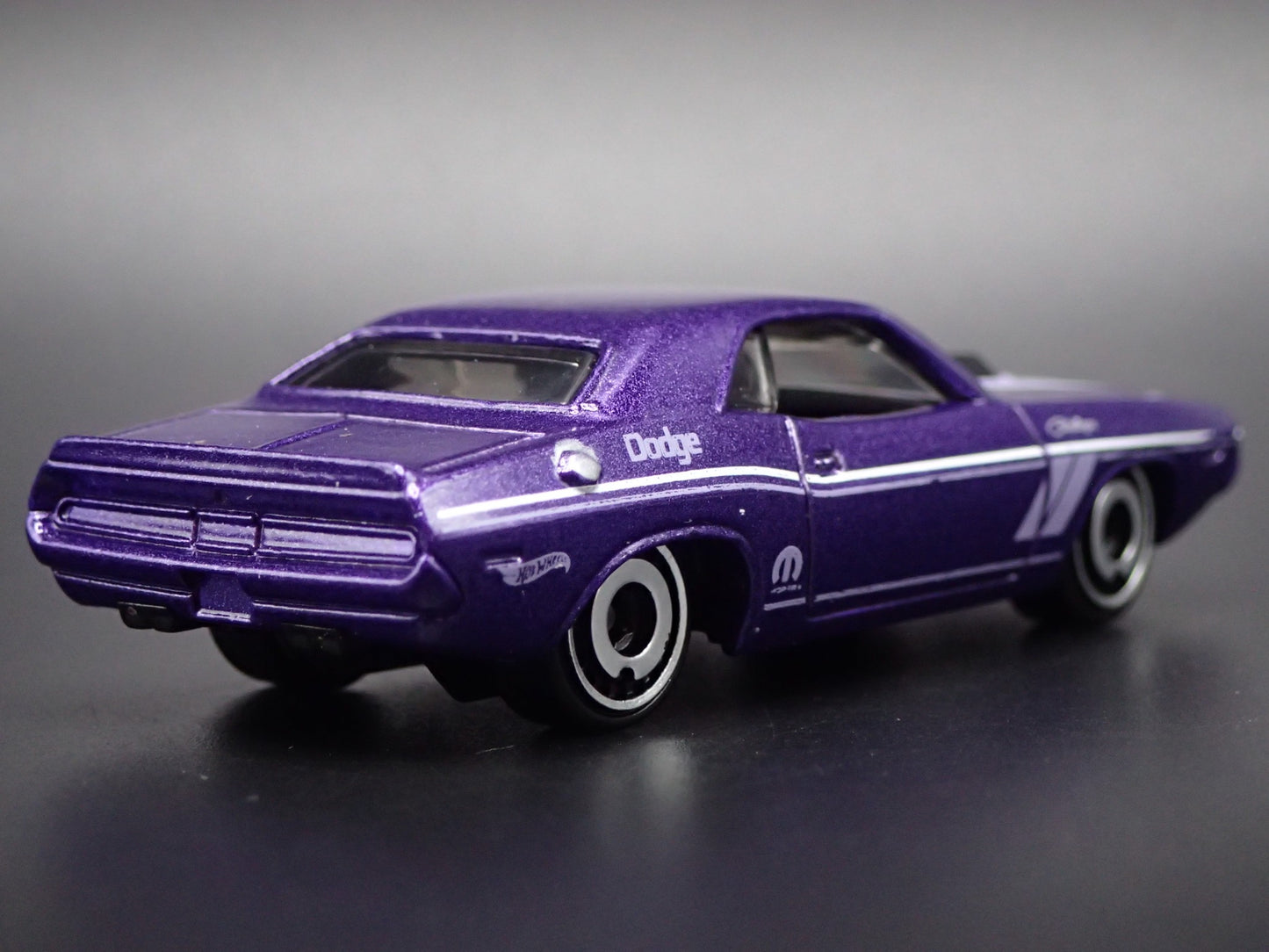 1970 70 DODGE CHALLENGER PURPLE 1:64 SCALE COLLECTIBLE DIORAMA DIECAST MODEL CAR