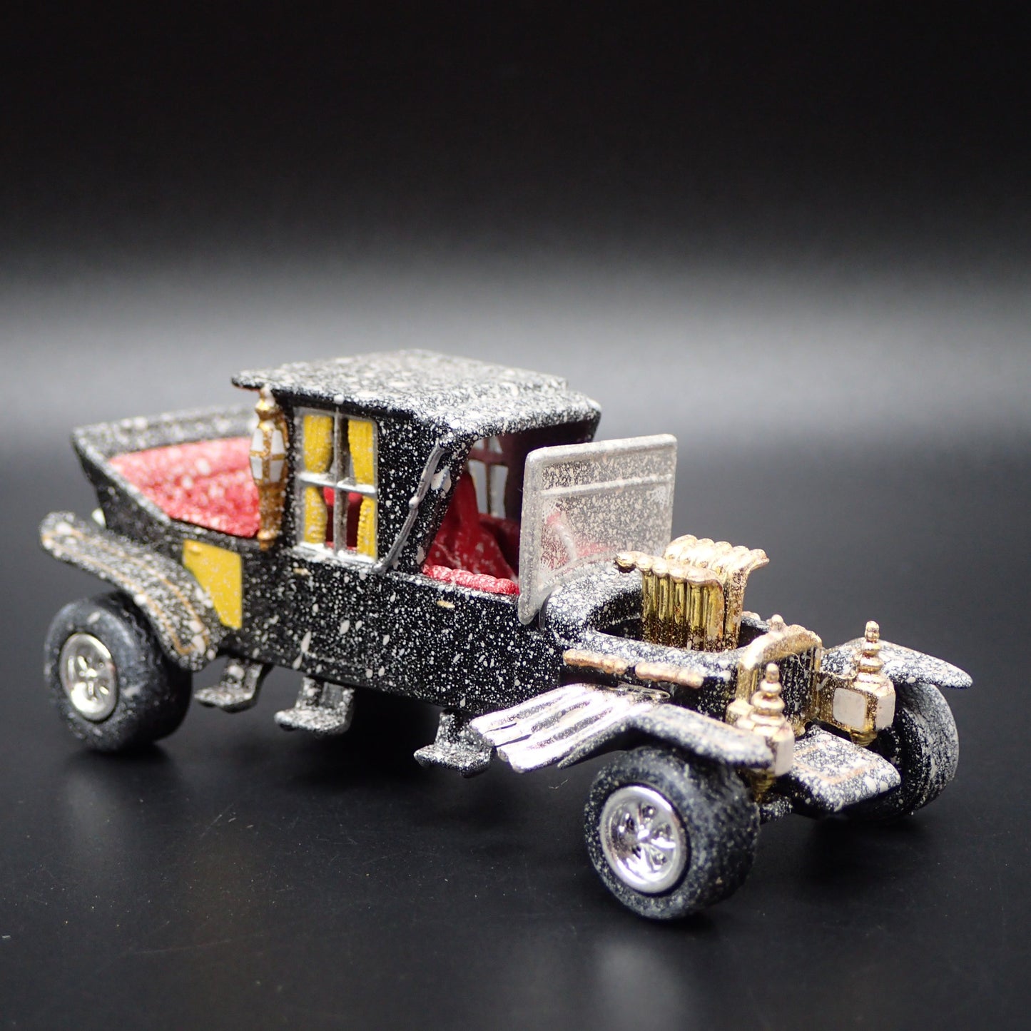 THE MUNSTERS BARRIS KOACH CUSTOM BARN FIND 1:64 SCALE DIORAMA DIECAST MODEL CAR