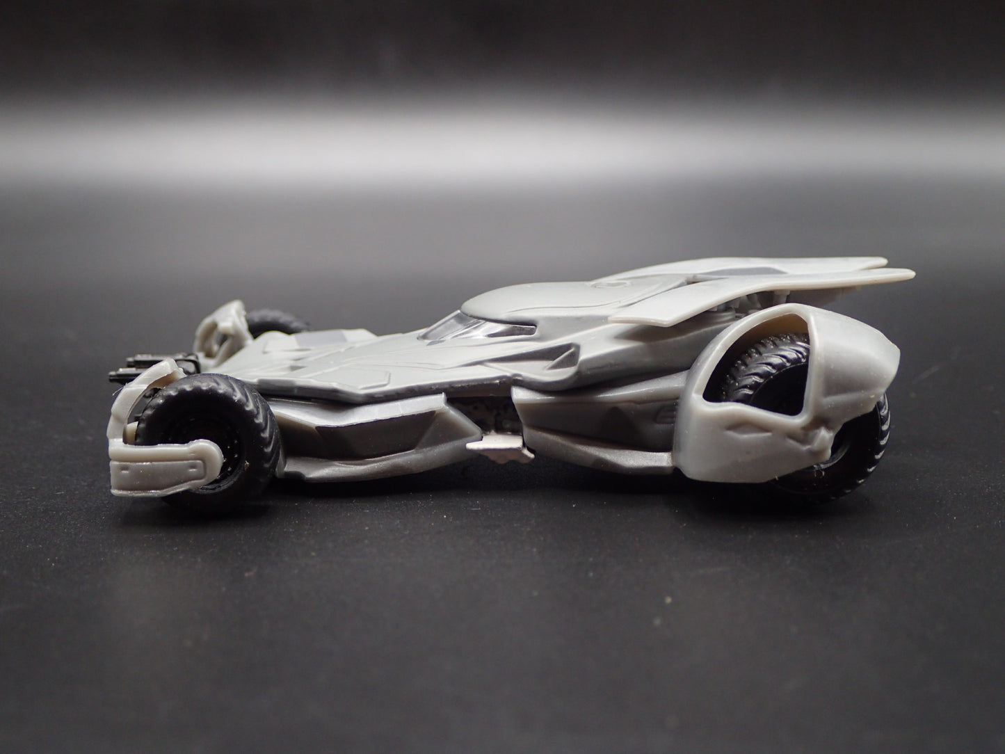 BATMAN VS SUPERMAN BATMOBILE 1:50 SCALE COLLECTIBLE DIORAMA DIECAST MODEL CAR