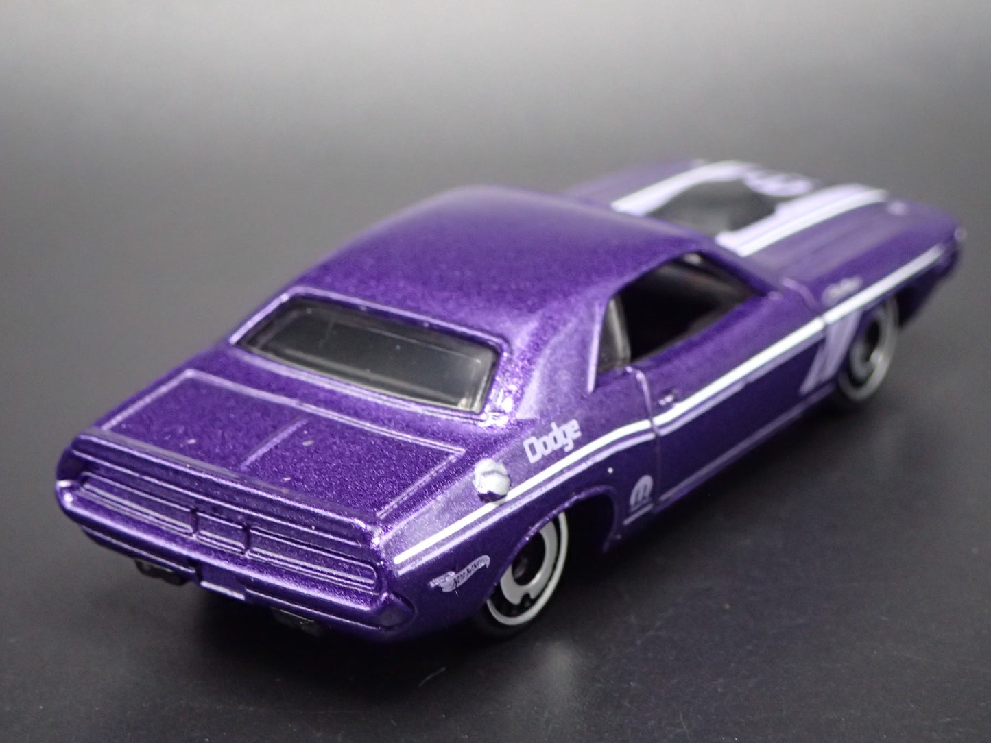 1970 70 DODGE CHALLENGER PURPLE 1:64 SCALE COLLECTIBLE DIORAMA DIECAST MODEL CAR