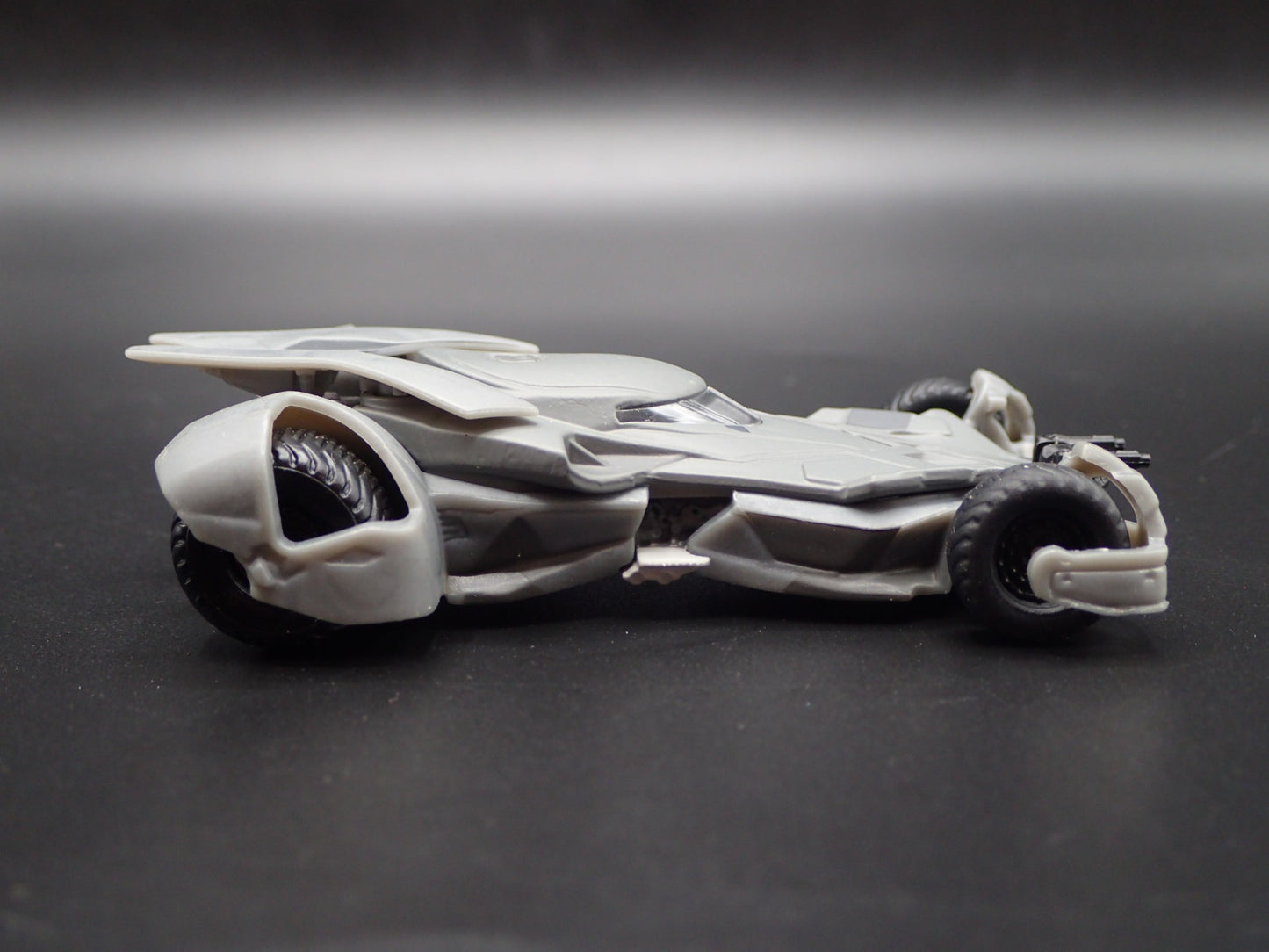 BATMAN VS SUPERMAN BATMOBILE 1:50 SCALE COLLECTIBLE DIORAMA DIECAST MODEL CAR