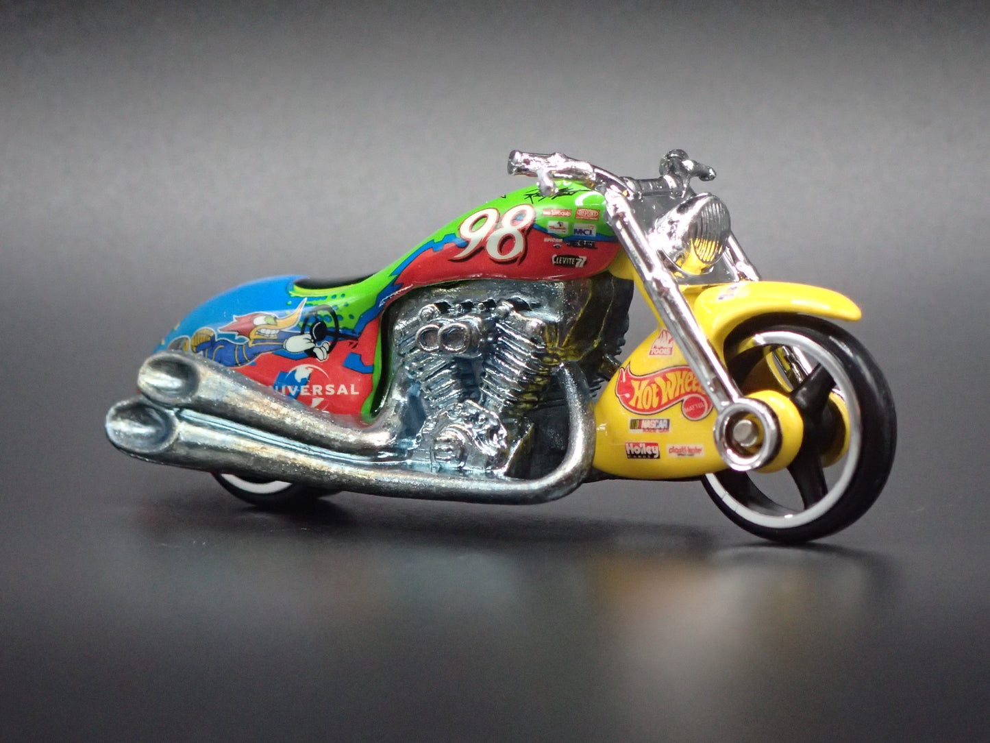 SCORCHIN SCOOTER MOTORCYCLE  WOODY 98 1:64 HOT WHEELS SCALE DIECAST MODEL CAR