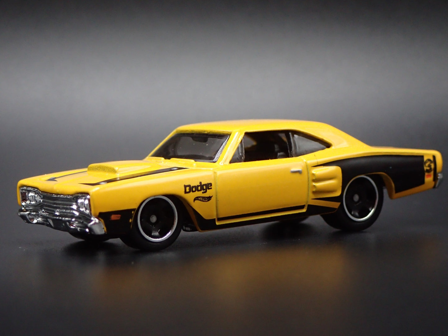 1969 69 DODGE CORONET SUPER BEE YELLOW  1:64 SCALE DIORAMA DIECAST MODEL CAR