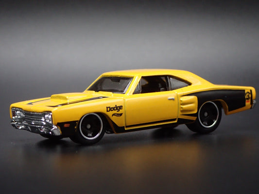 1969 69 DODGE CORONET SUPER BEE YELLOW  1:64 SCALE DIORAMA DIECAST MODEL CAR