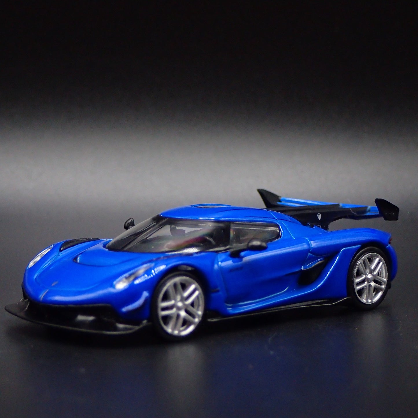 2021-2025 KOENIGSEGG JESKO ATTACK SUPER CAR 1:64 SCALE DIORAMA DIECAST MODEL CAR