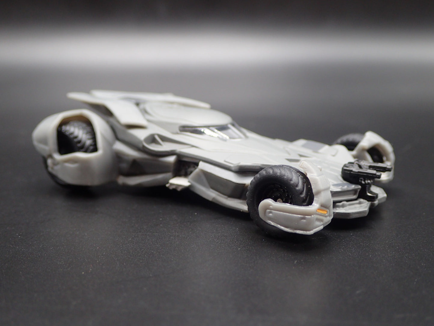 BATMAN VS SUPERMAN BATMOBILE 1:50 SCALE COLLECTIBLE DIORAMA DIECAST MODEL CAR