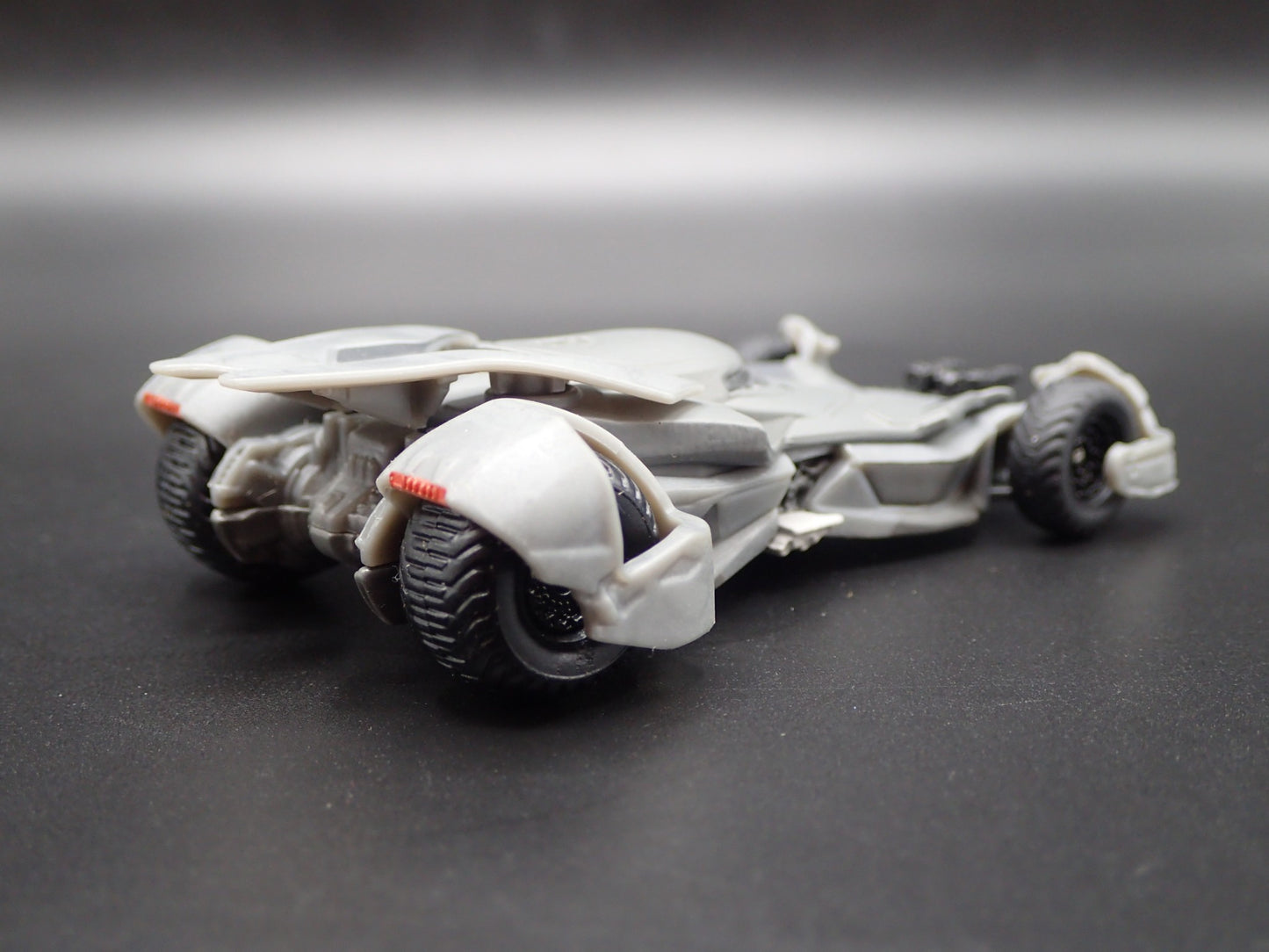 BATMAN VS SUPERMAN BATMOBILE 1:50 SCALE COLLECTIBLE DIORAMA DIECAST MODEL CAR