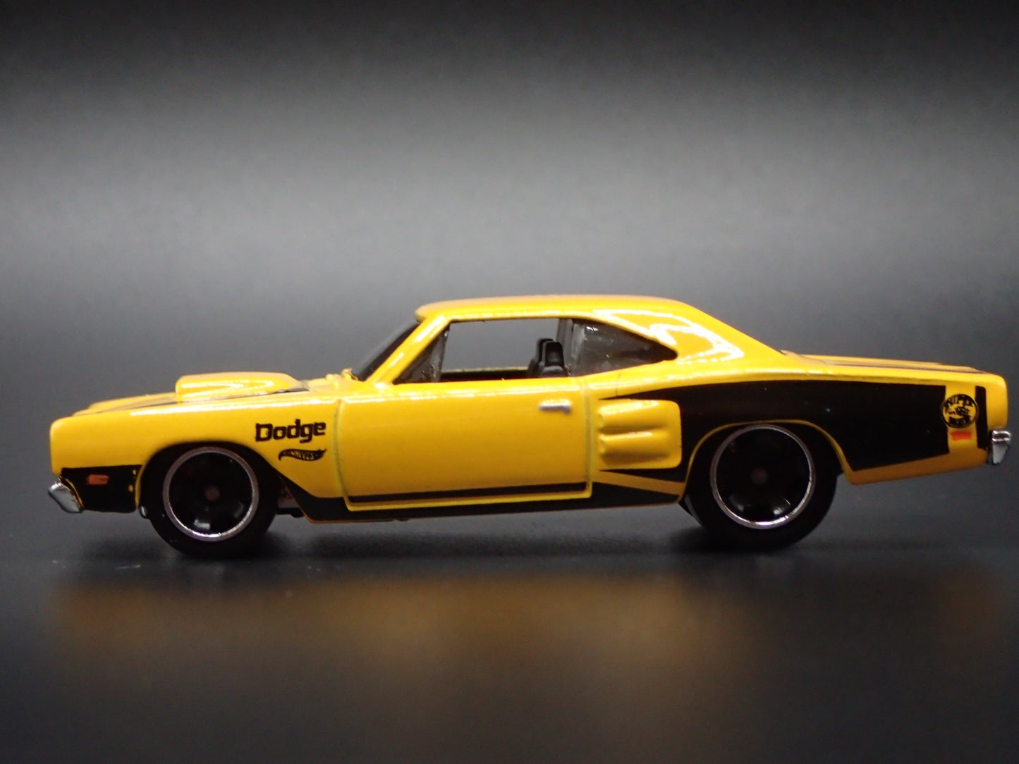 1969 69 DODGE CORONET SUPER BEE YELLOW  1:64 SCALE DIORAMA DIECAST MODEL CAR