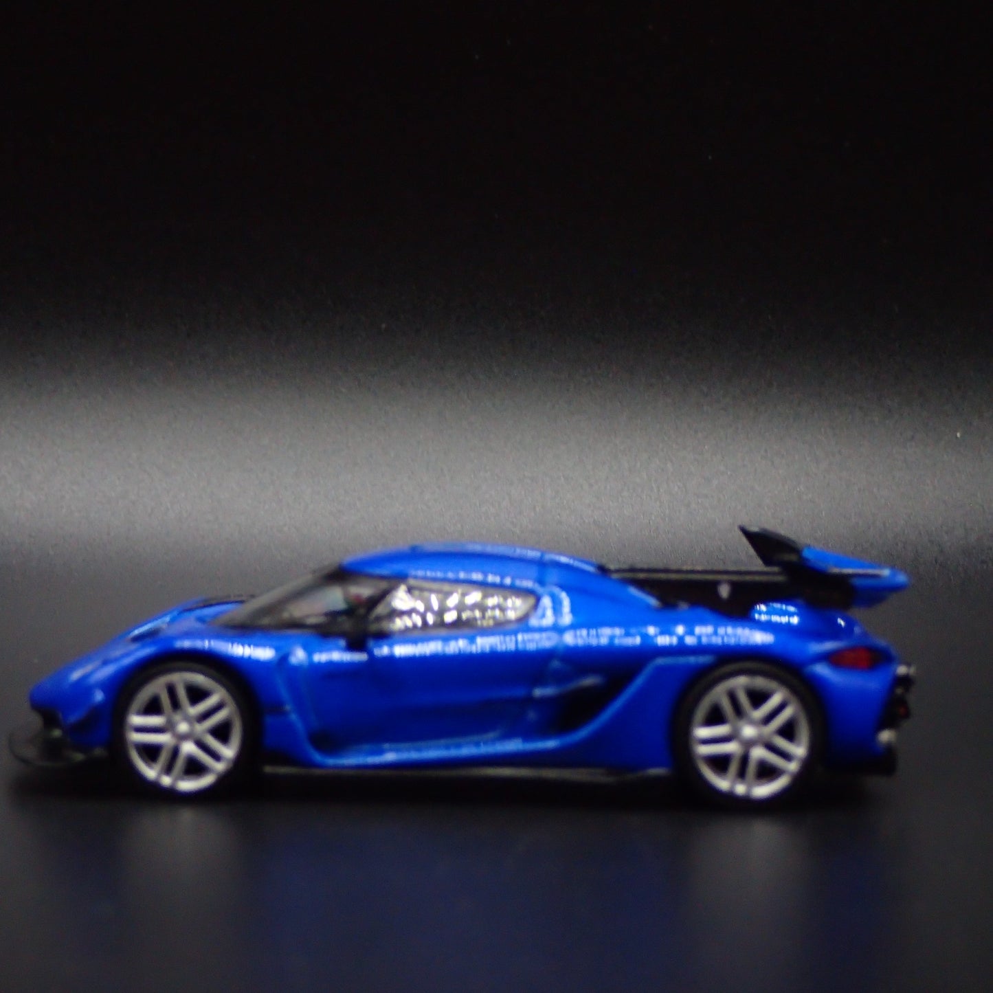 2021-2025 KOENIGSEGG JESKO ATTACK SUPER CAR 1:64 SCALE DIORAMA DIECAST MODEL CAR