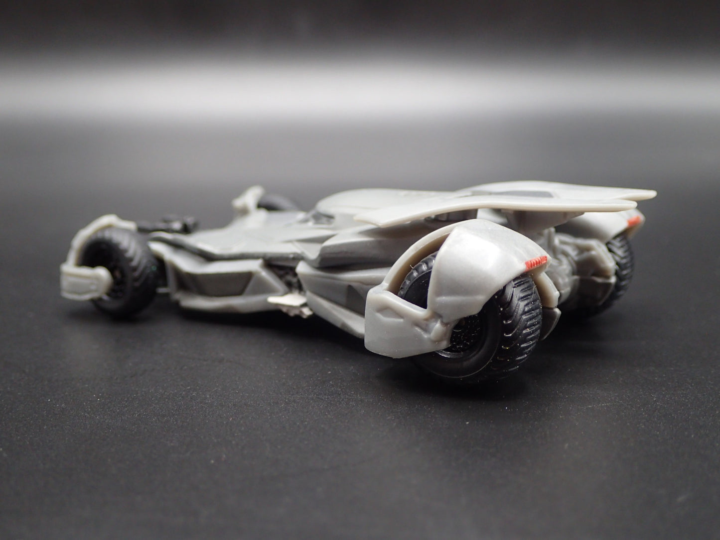 BATMAN VS SUPERMAN BATMOBILE 1:50 SCALE COLLECTIBLE DIORAMA DIECAST MODEL CAR