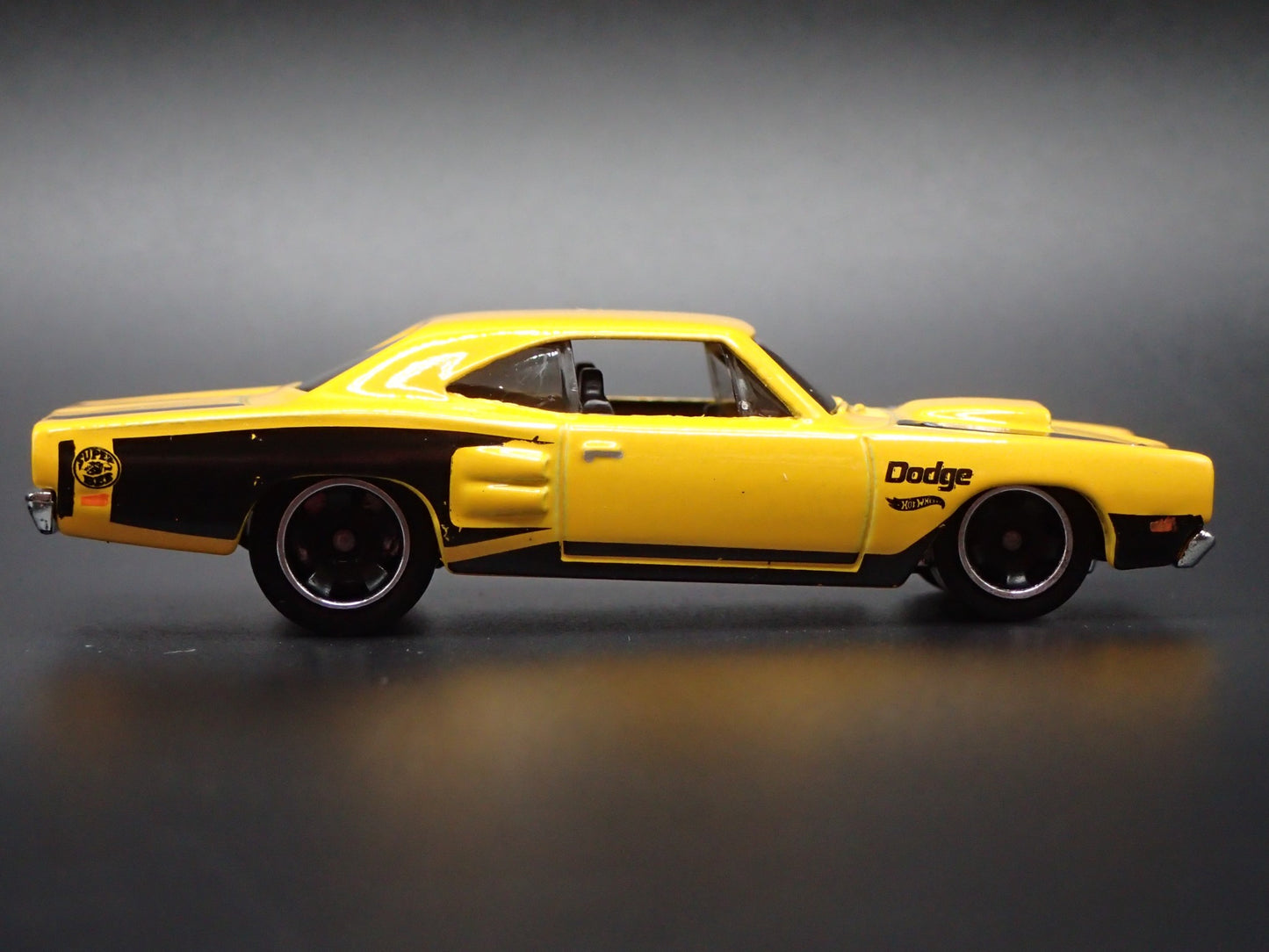 1969 69 DODGE CORONET SUPER BEE YELLOW  1:64 SCALE DIORAMA DIECAST MODEL CAR