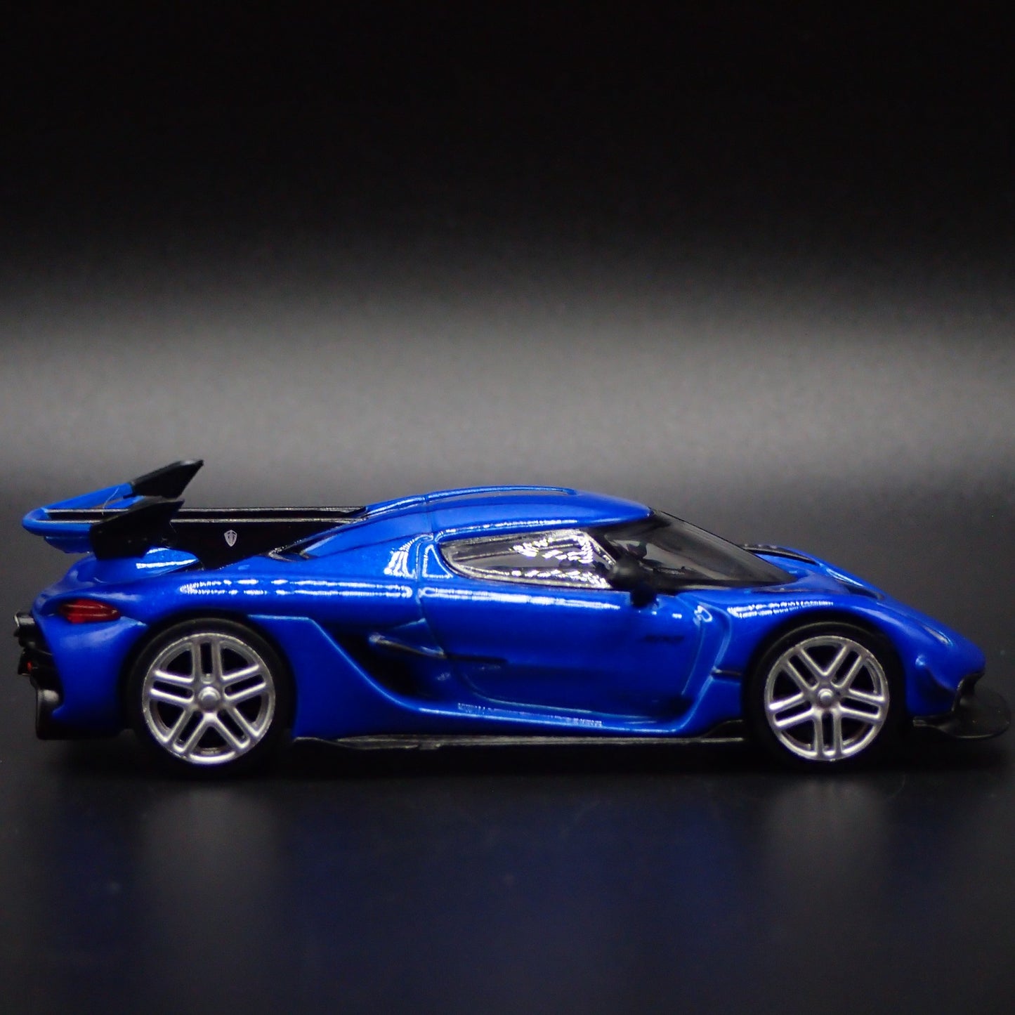 2021-2025 KOENIGSEGG JESKO ATTACK SUPER CAR 1:64 SCALE DIORAMA DIECAST MODEL CAR