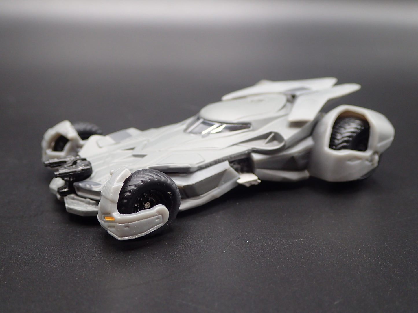 BATMAN VS SUPERMAN BATMOBILE 1:50 SCALE COLLECTIBLE DIORAMA DIECAST MODEL CAR