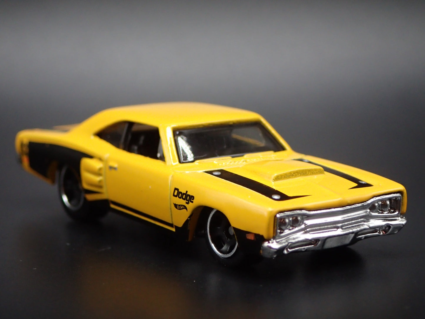 1969 69 DODGE CORONET SUPER BEE YELLOW  1:64 SCALE DIORAMA DIECAST MODEL CAR