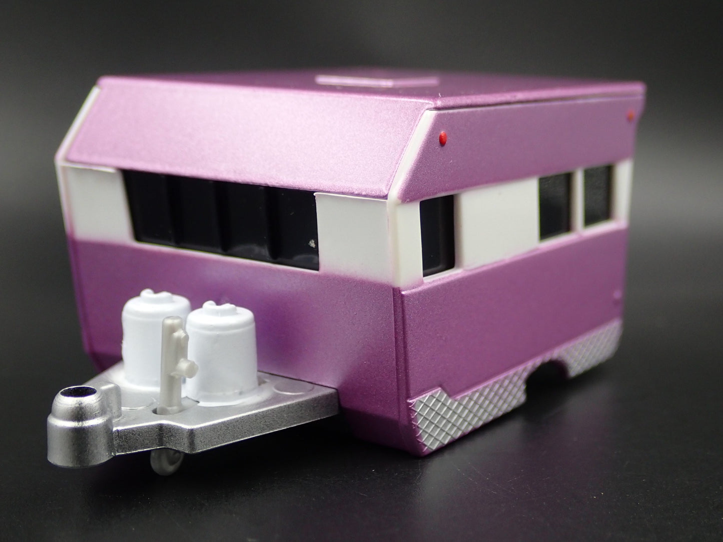 VINTAGE ALAMEDA TRAVEL TRAILER CAMPER W HITCH 1:64 SCALE DIORAMA COLLECTIBLE