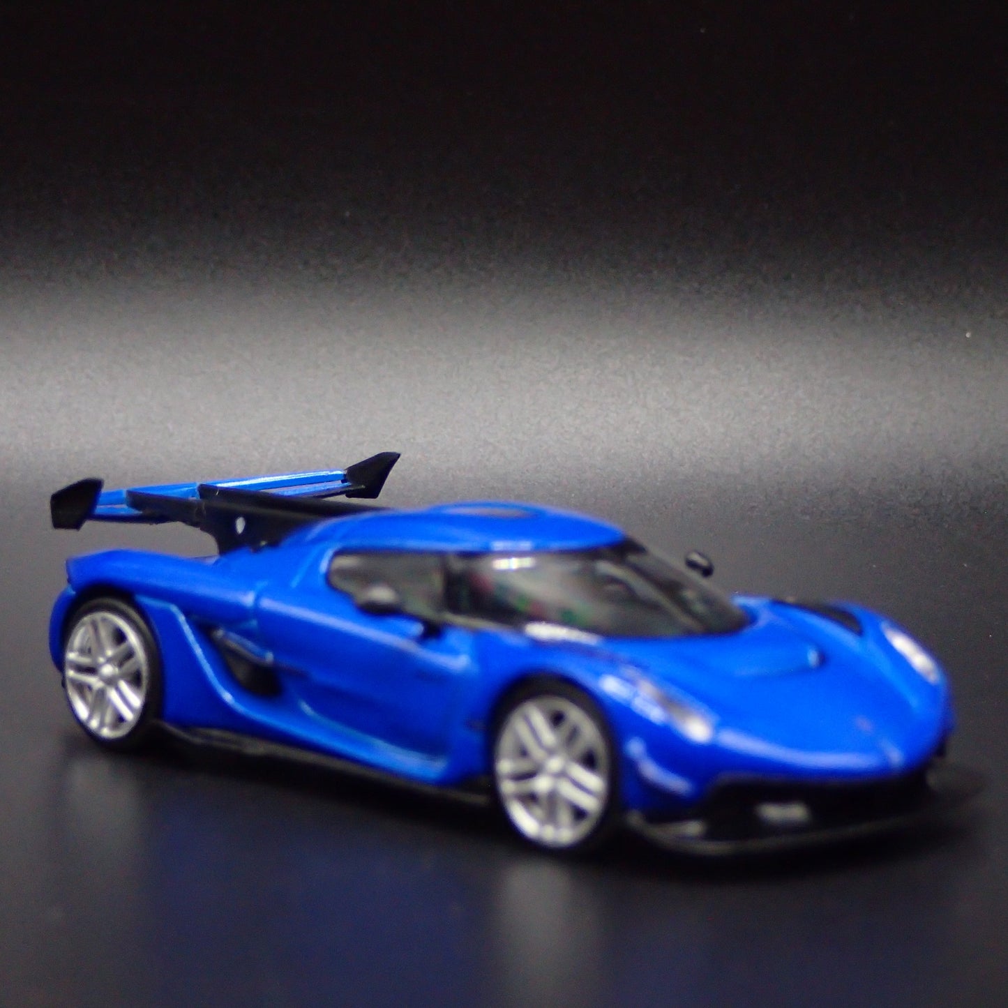 2021-2025 KOENIGSEGG JESKO ATTACK SUPER CAR 1:64 SCALE DIORAMA DIECAST MODEL CAR