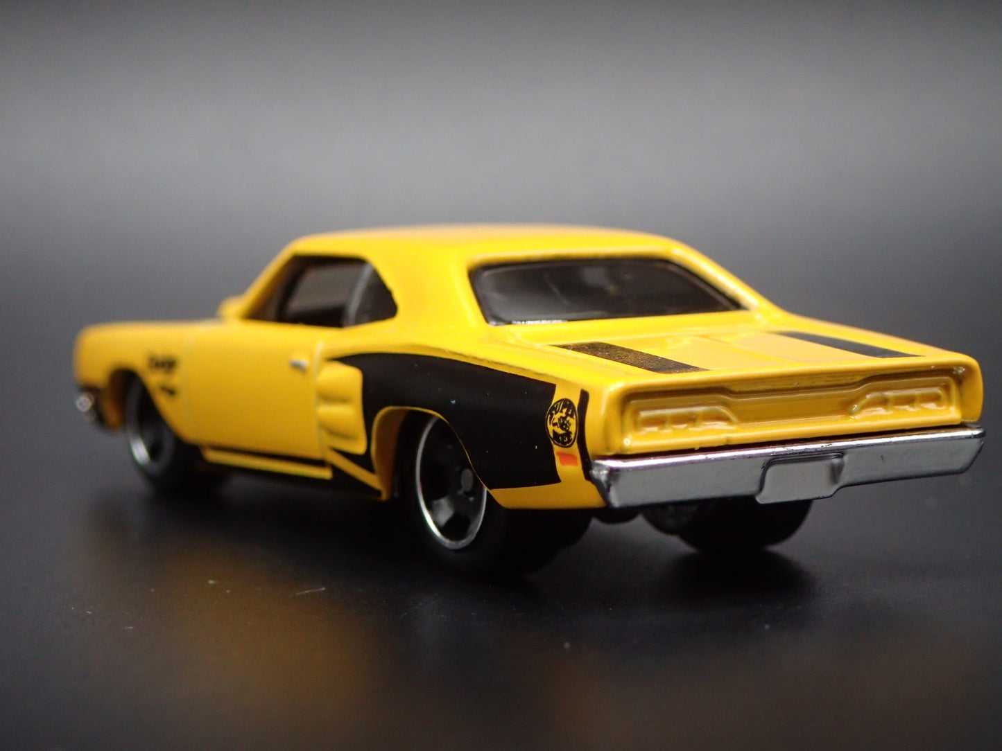 1969 69 DODGE CORONET SUPER BEE YELLOW  1:64 SCALE DIORAMA DIECAST MODEL CAR