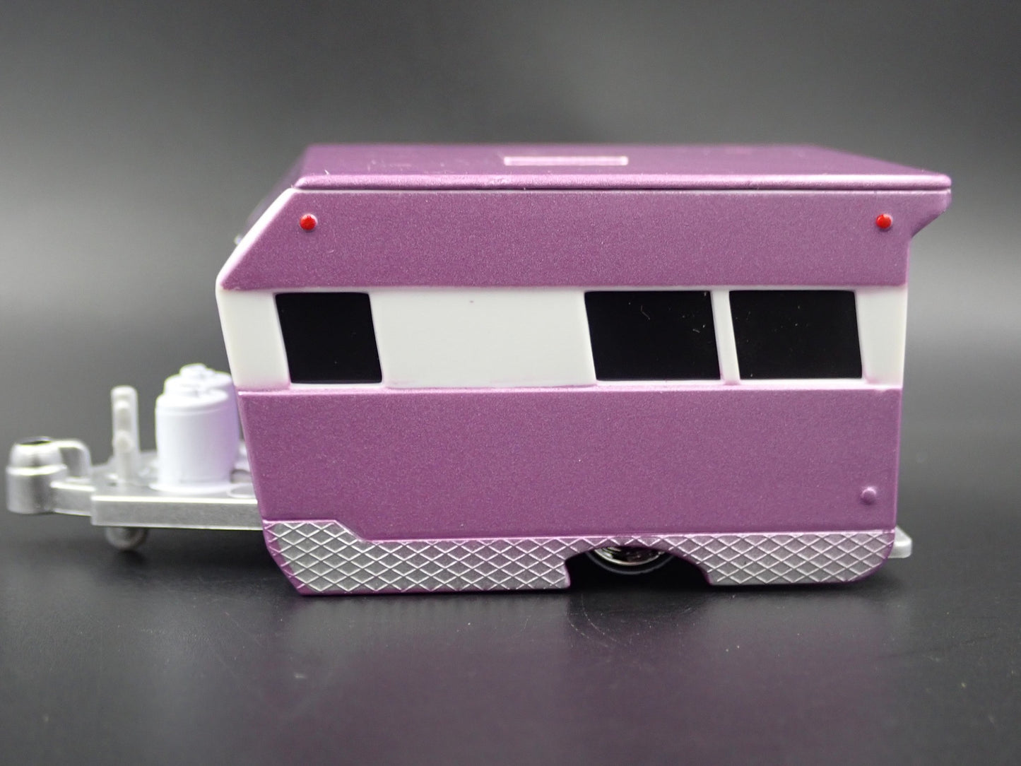 VINTAGE ALAMEDA TRAVEL TRAILER CAMPER W HITCH 1:64 SCALE DIORAMA COLLECTIBLE