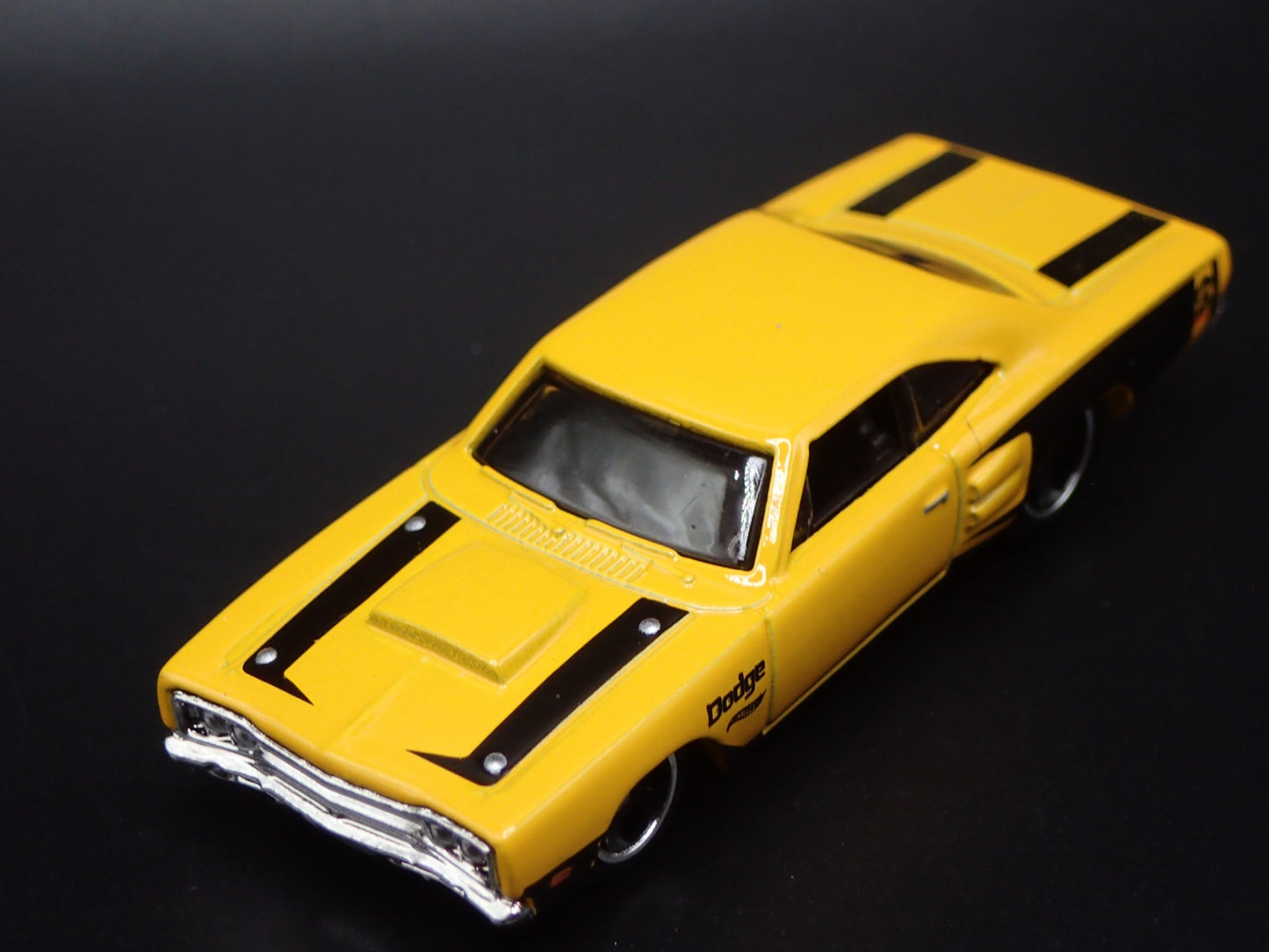 1969 69 DODGE CORONET SUPER BEE YELLOW  1:64 SCALE DIORAMA DIECAST MODEL CAR
