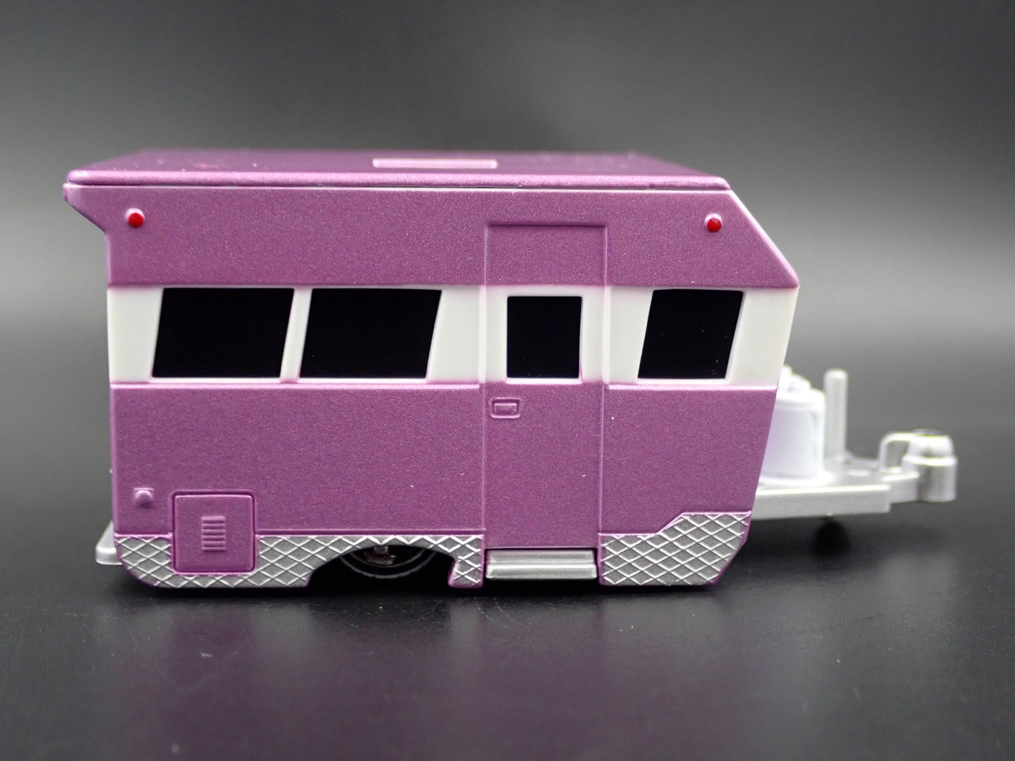 VINTAGE ALAMEDA TRAVEL TRAILER CAMPER W HITCH 1:64 SCALE DIORAMA COLLECTIBLE