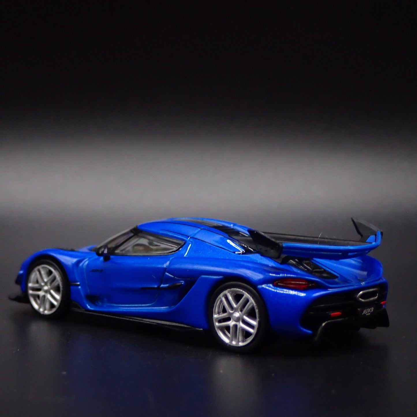 2021-2025 KOENIGSEGG JESKO ATTACK SUPER CAR 1:64 SCALE DIORAMA DIECAST MODEL CAR