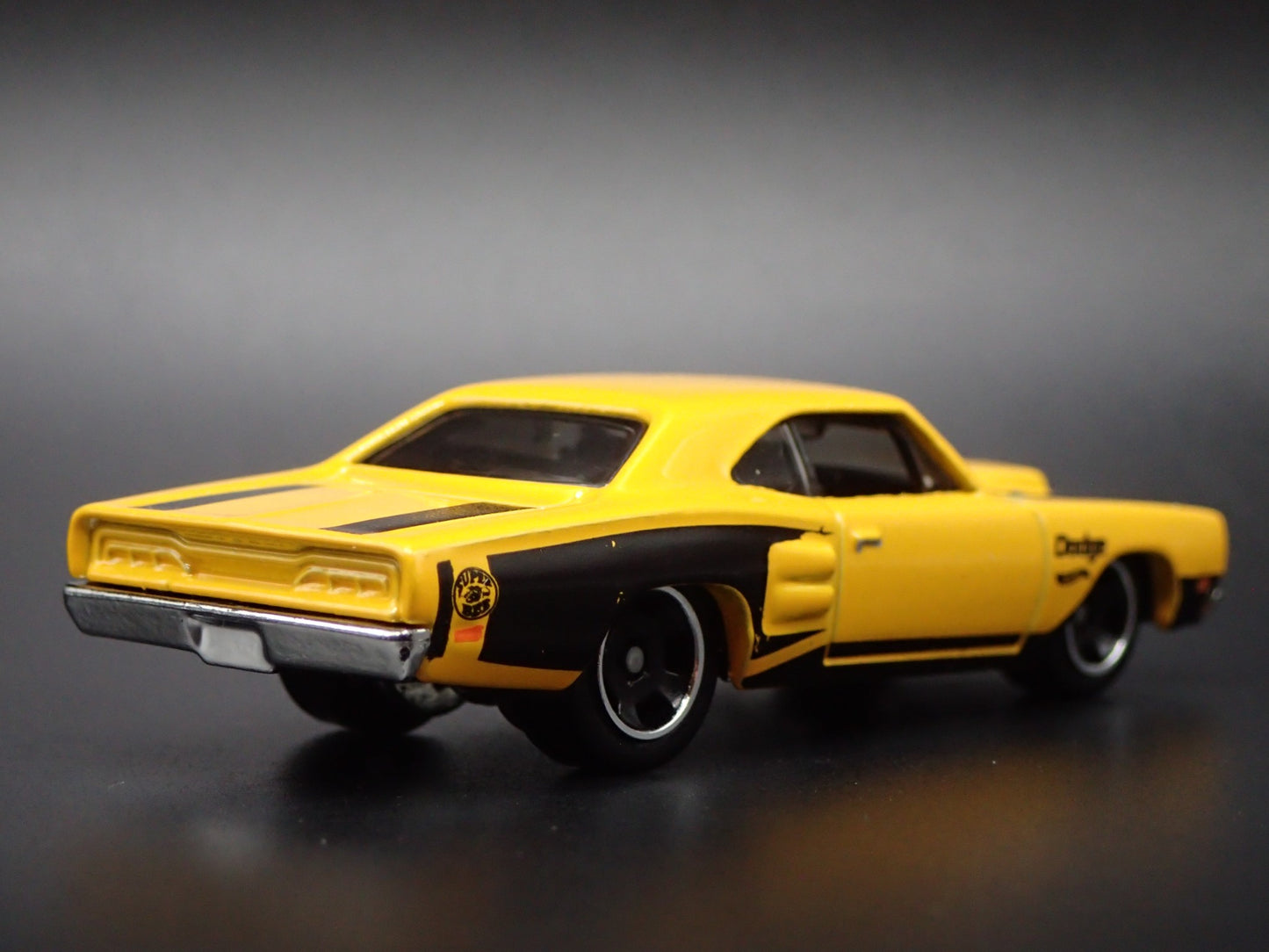 1969 69 DODGE CORONET SUPER BEE YELLOW  1:64 SCALE DIORAMA DIECAST MODEL CAR