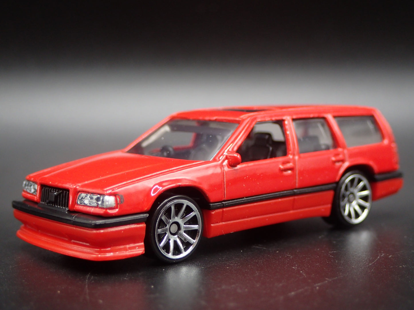 1993-1997 VOLVO 850 ESTATE STATION WAGON 1:64 SCALE DIORAMA DIECAST MODEL CAR