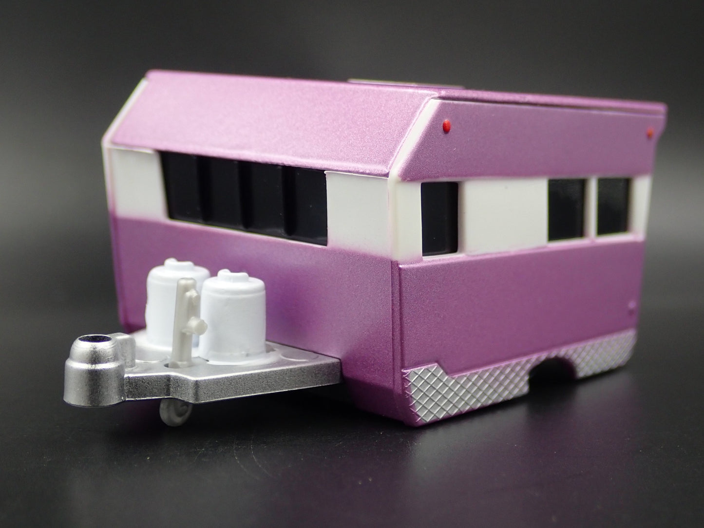 VINTAGE ALAMEDA TRAVEL TRAILER CAMPER W HITCH 1:64 SCALE DIORAMA COLLECTIBLE