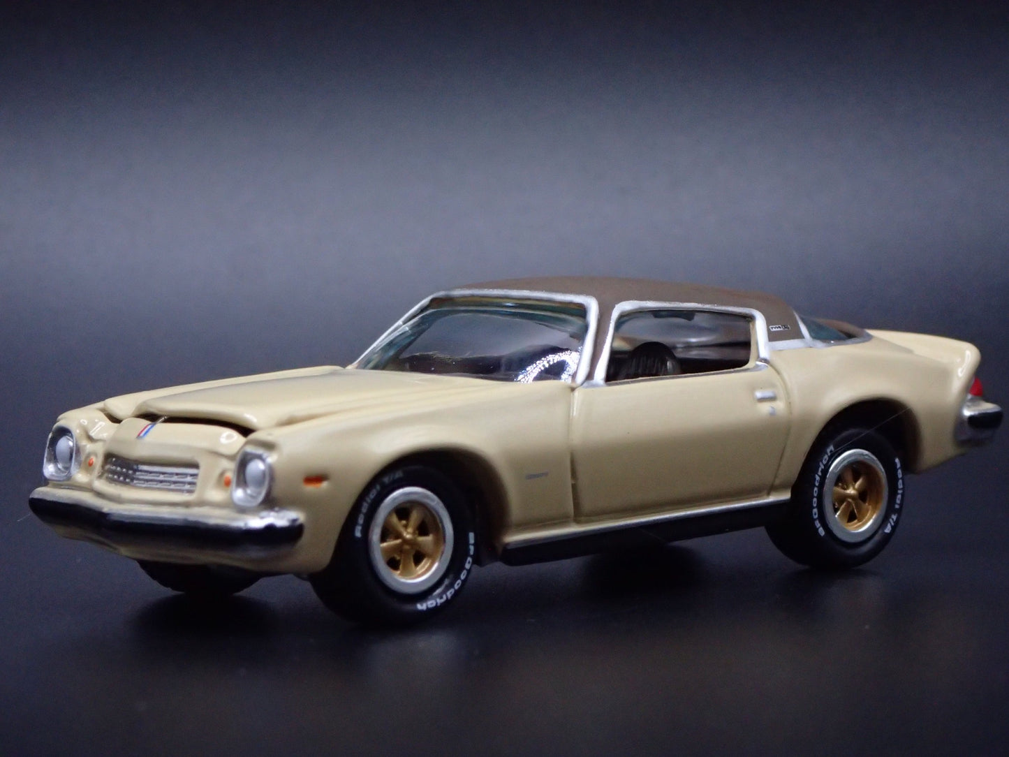 1975 75 CHEVY CHEVROLET CAMARO Z28 CREAM 1:64 SCALE DIORAMA DIECAST MODEL CAR