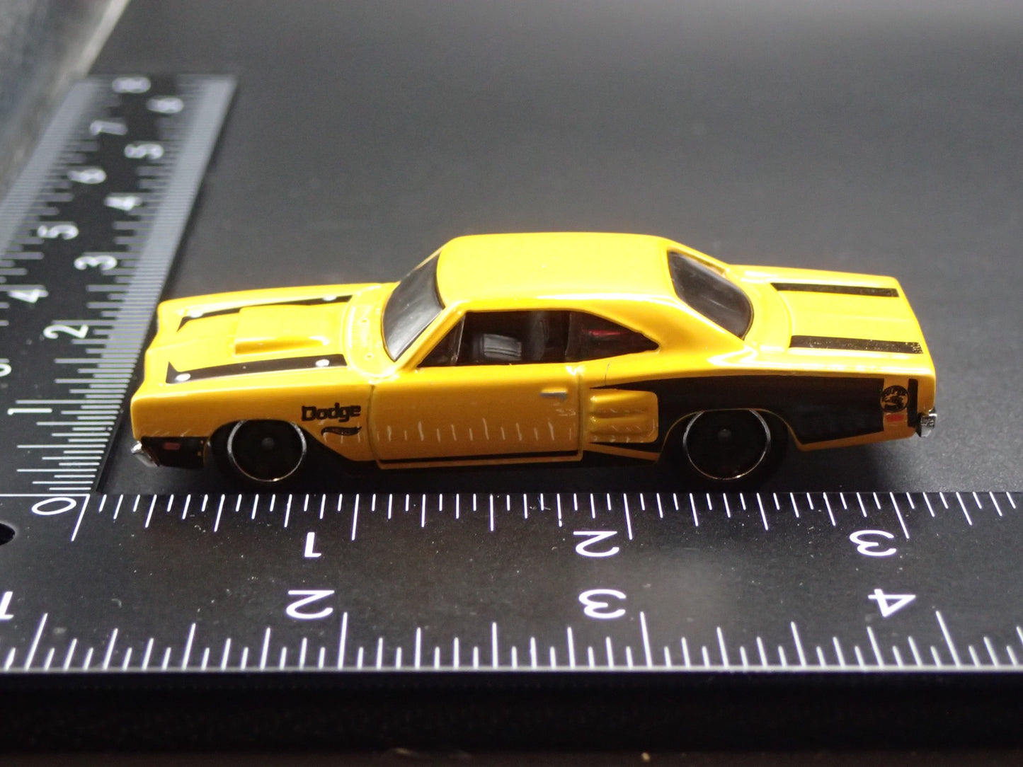 1969 69 DODGE CORONET SUPER BEE YELLOW  1:64 SCALE DIORAMA DIECAST MODEL CAR
