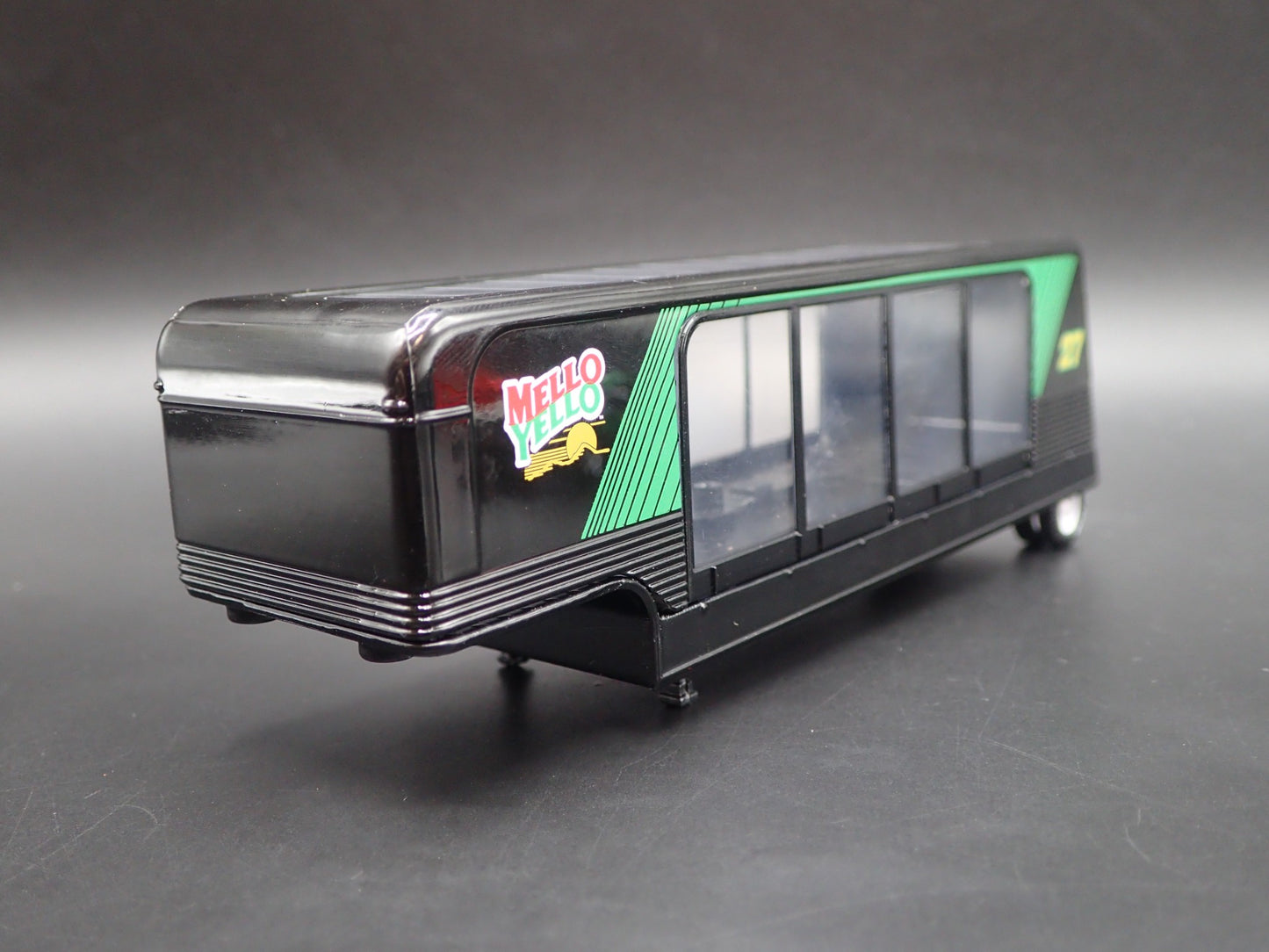 MELLO YELLO WINDOW CAR HAULER TRAILER OPENING DOOR 1:64 SCALE DIECAST MODEL CAR
