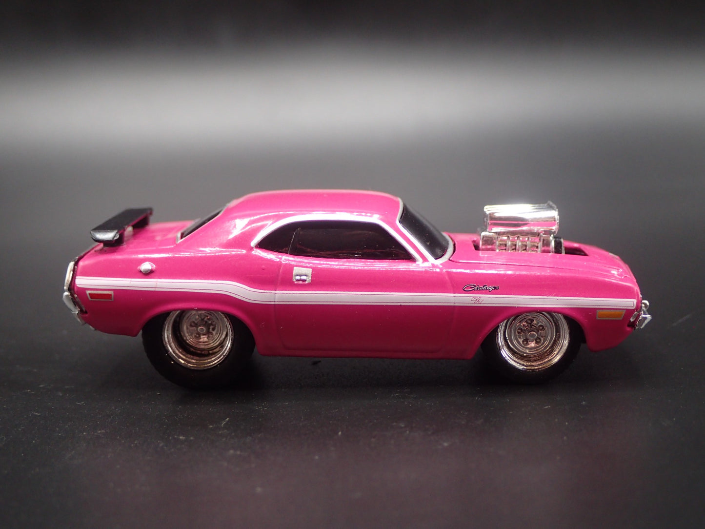 1970 70 DODGE CHALLENGER RT 440 1:64 SCALE COLLECTIBLE DIORAMA DIECAST MODEL CAR